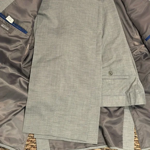 NEW Kenneth Cole Reaction light gray suit - Picture 12 of 12